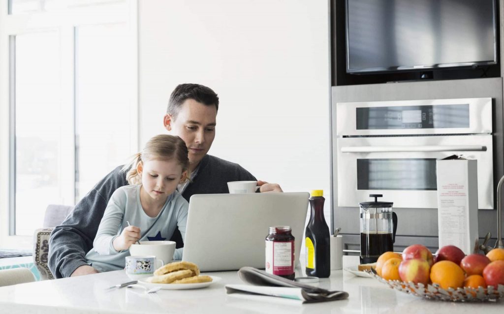 père qui télétravaille avec sa fille